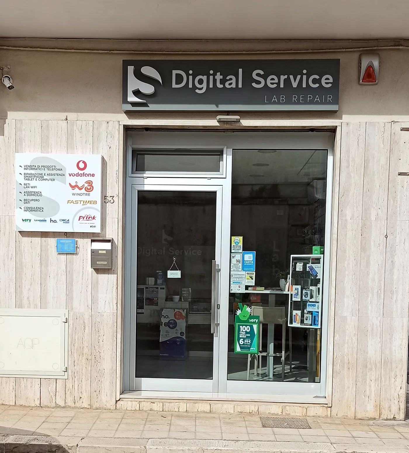La facciata del negozio Digital Service Lab Repair in Via Pietro De Donato Giannini 53 a Turi